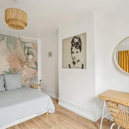Апартаменты Beautiful 10 Minutes Walk From The Eiffel Tower