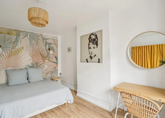 Апартаменты Beautiful 10 Minutes Walk From The Eiffel Tower