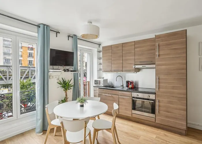Апартаменты Beautiful 10 Minutes Walk From The Eiffel Tower Париж