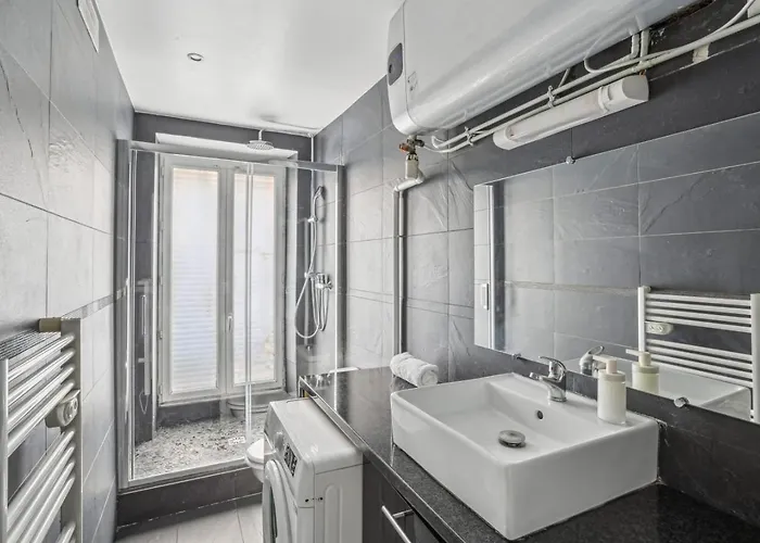 Апартаменты Beautiful 10 Minutes Walk From The Eiffel Tower